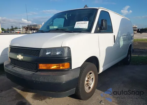 2018 Chevrolet Express 2500 Work Van z USA, uszkodzony, nr VIN 1GCWGAFP1J1189186